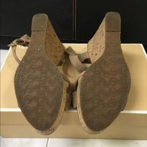⭐️40% Off⭐️ 🌠⭐HOST PICK⭐🌠 Michael Kors Amber Wedge Sandals - Picture 3 of 3